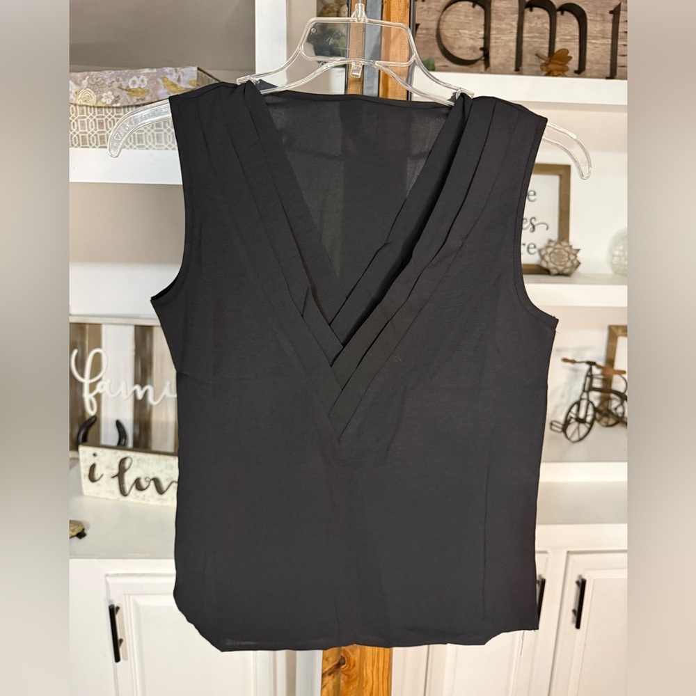 ❤️5/$25 Elegant Black Sleeveless Top